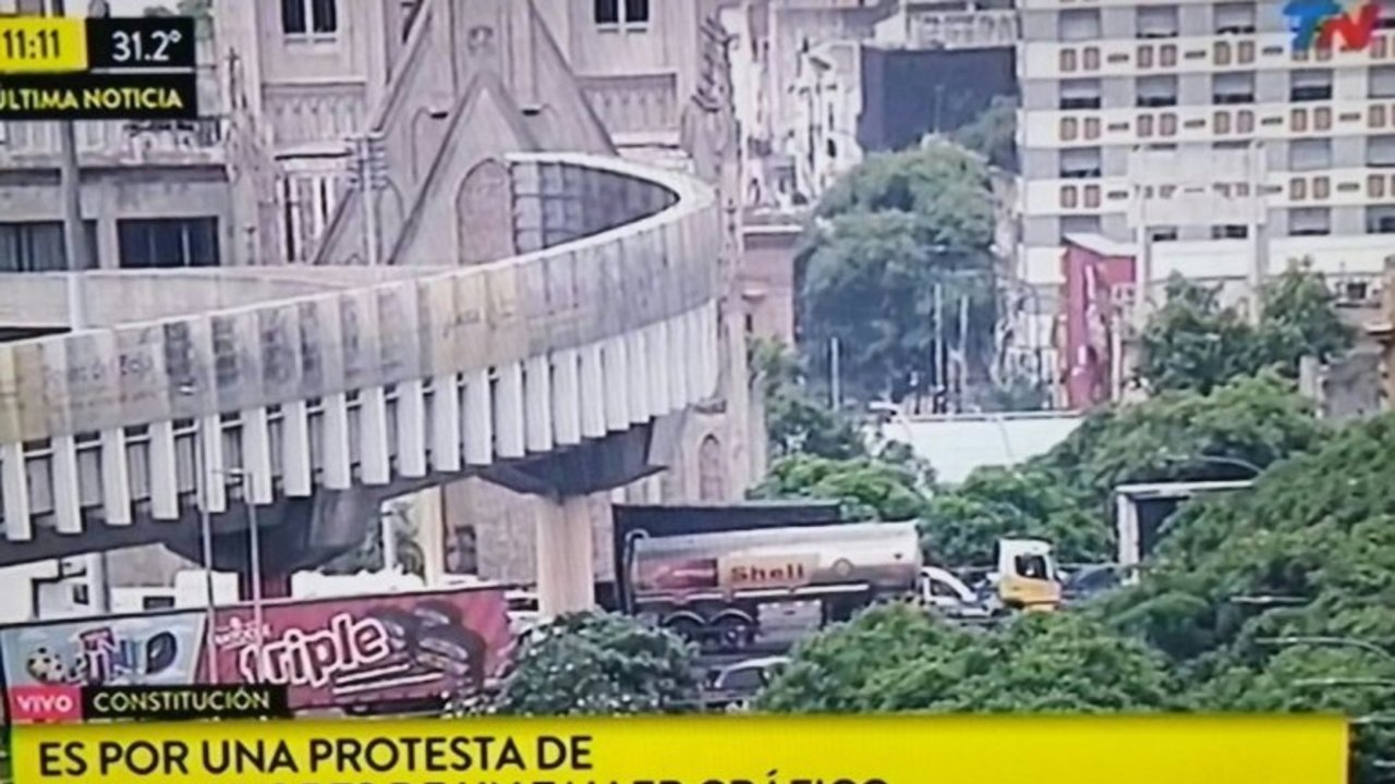 La insólita cobertura de TN mientras los trabajadores de AGR protestaban frente a sus estudios