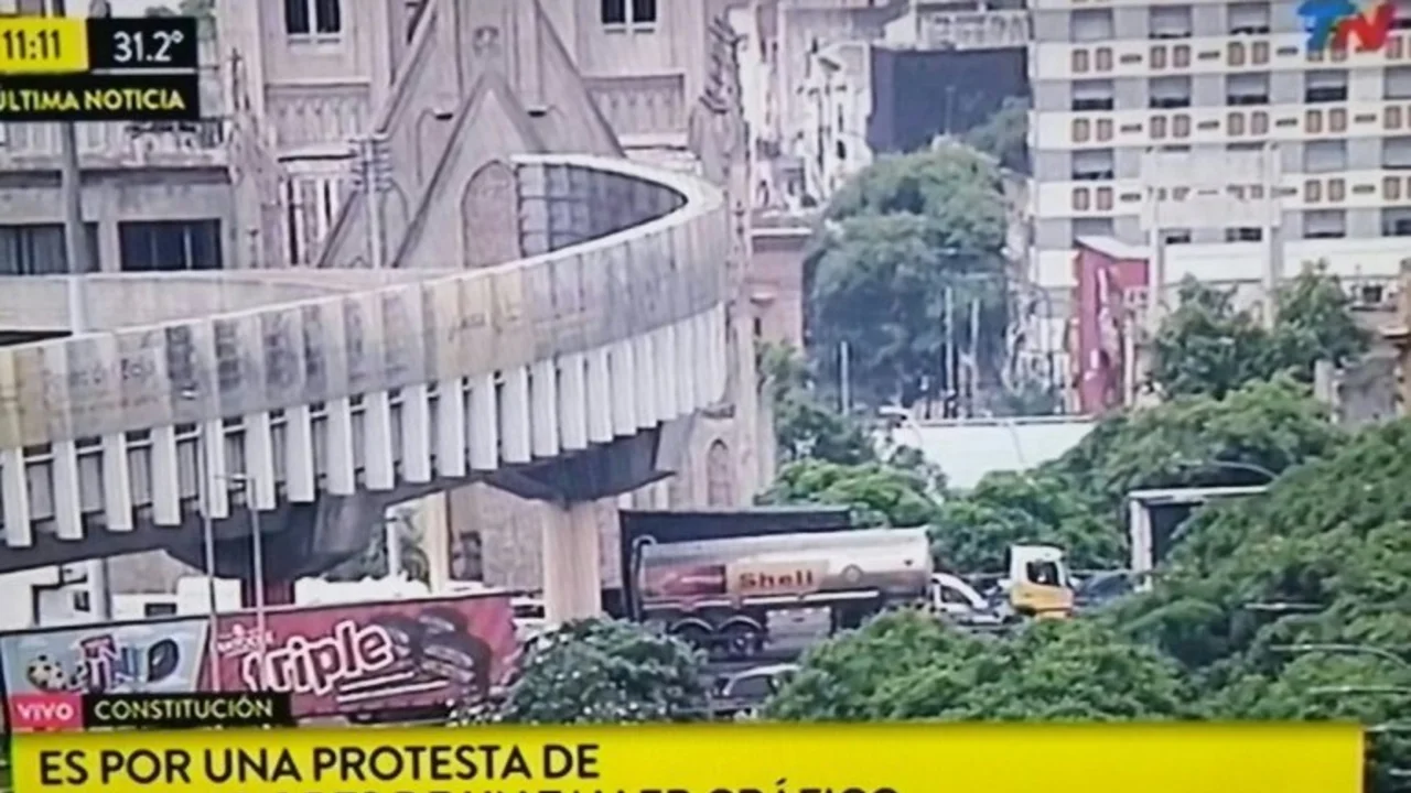La insólita cobertura de TN mientras los trabajadores de AGR protestaban frente a sus estudios