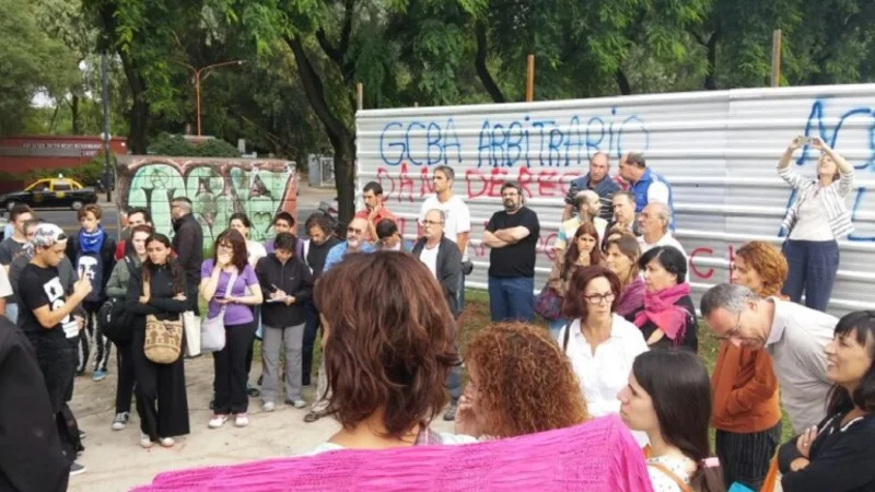Convocan a un abrazo solidario por un conflicto en una escuela
