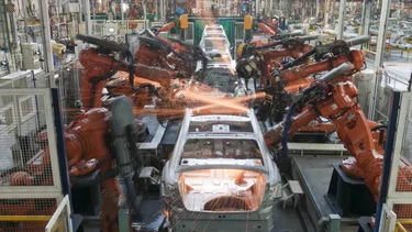 La producción de autos creció en marzo un 125% interanual 