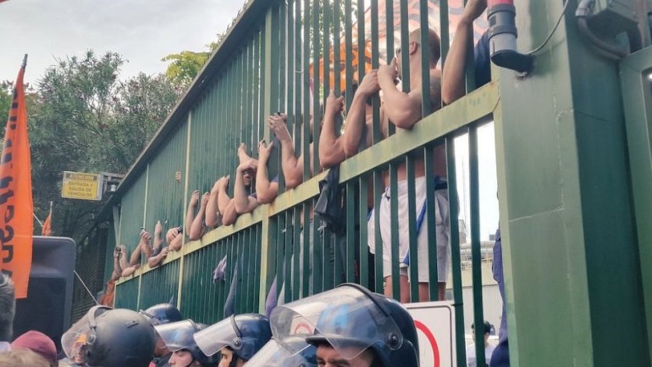 Exigen que Bullrich informe si la policía espió a despedidos de AGR Clarín
