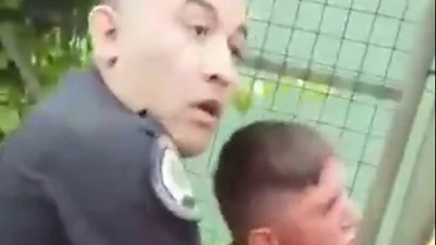 Un policía corrió a un nene con un arma en la mano "por si estaba armado" Un policía corrió a un nene con un arma en la mano "por si estaba armado"