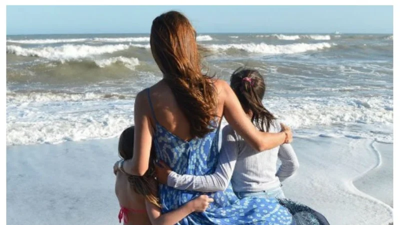 Awada se fotografió con dos chicas que "conocieron el mar"