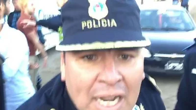 Policía agredió a un periodista del diario Clarín Policía agredió a un periodista del diario Clarín