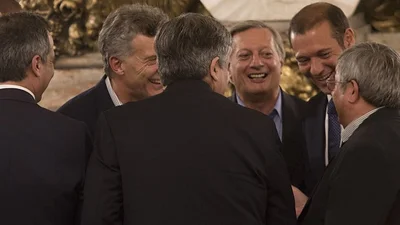 El gobierno de Macri aumentó las tarifas de luz por encima de lo que pidieron las empresas El gobierno de Macri aumentó las tarifas de luz por encima de lo que pidieron las empresas