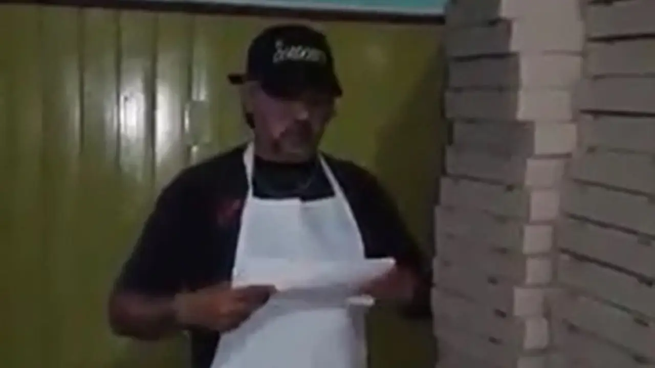 VIDEO VIRAL | Un comerciante calcula los tarifazos con cajas de pizza