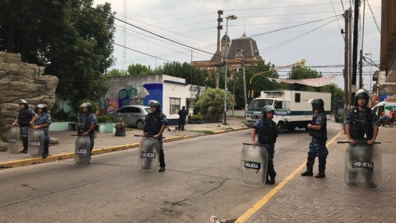 Finalizó el motín: los presos son trasladados a otras dependencias