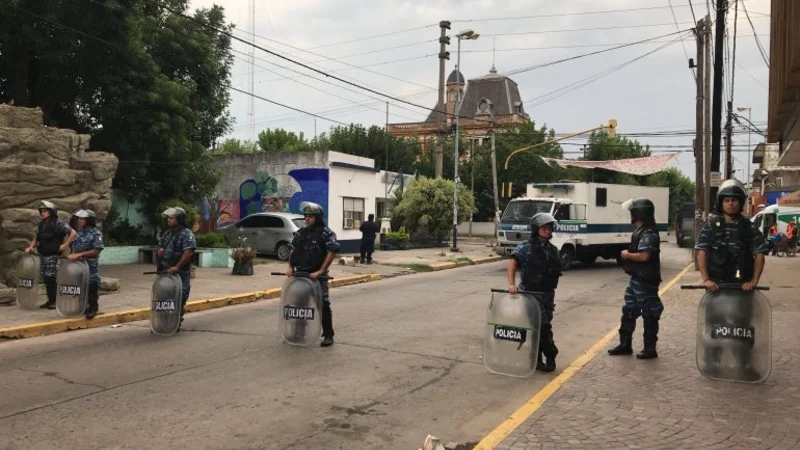 Finalizó el motín: los presos son trasladados a otras dependencias