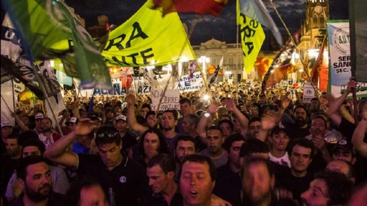 Masiva marcha en Azul contra los despidos en Fabricaciones Militares: estiman 10 mil personas