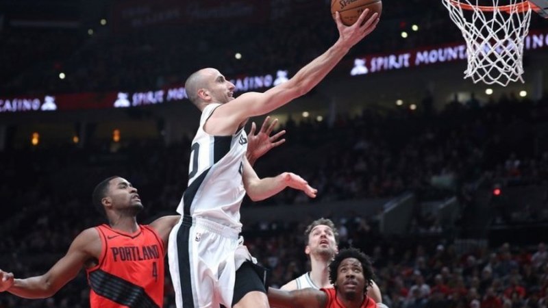 Manu imparable: En otra noche histórica igualó a Michael Jordan