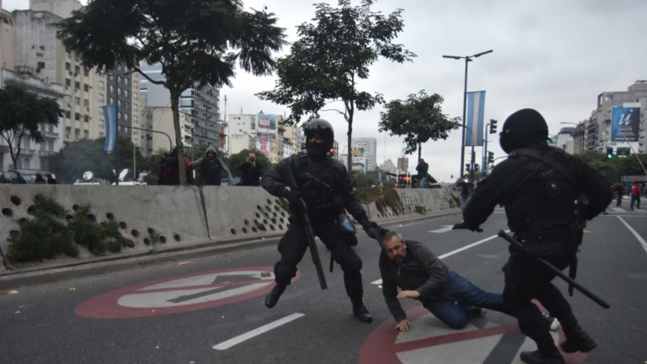 El Gobierno prepara una compra millonaria para reprimir en las protestas