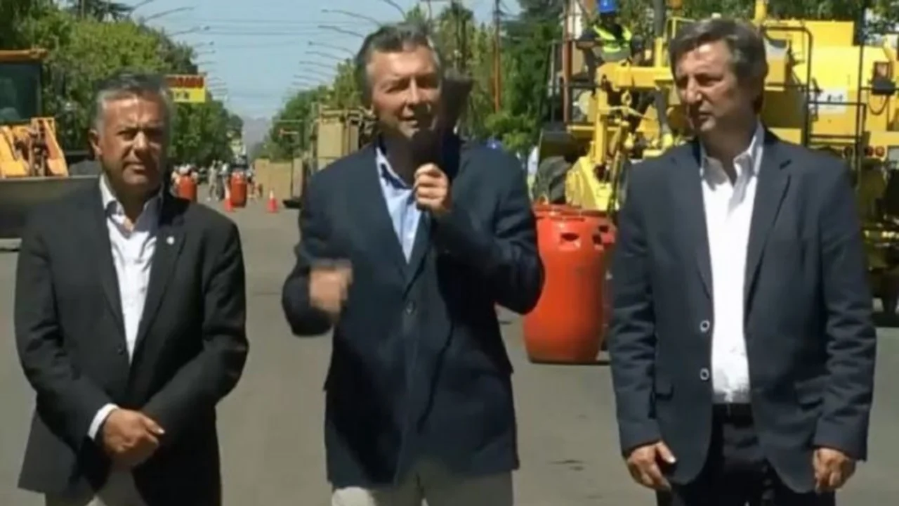 Papelón de Macri: No sabe qué inauguró, le soplan el nombre y lo dice mal