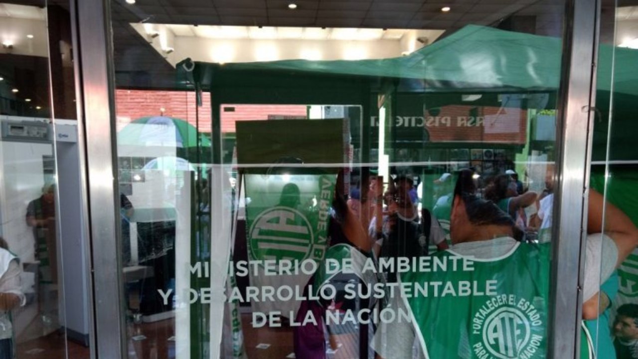Camiones de Infantería buscan desarticular una protesta de ATE frente al ministerio de Ambiente