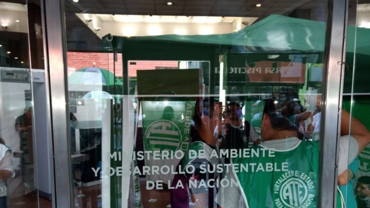 Camiones de Infantería buscan desarticular una protesta de ATE frente al ministerio de Ambiente