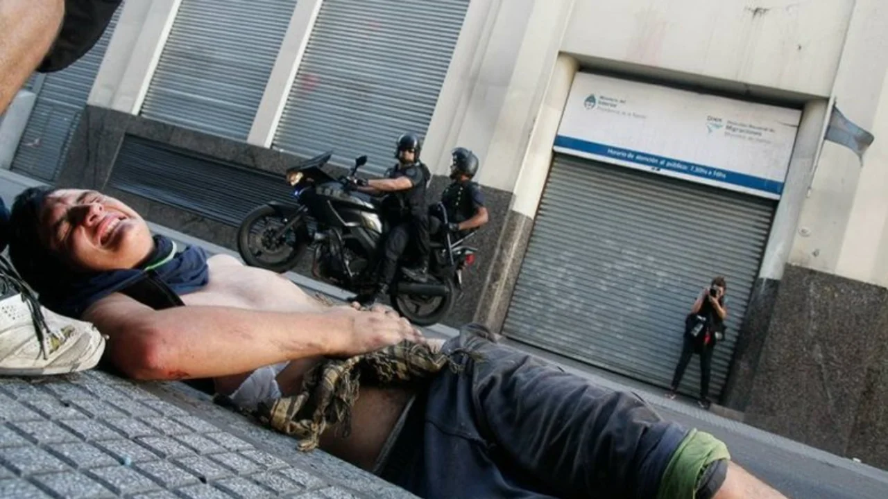 Ordenan volver a detener al policía que atropelló a un joven cartonero en la marcha contra la reforma