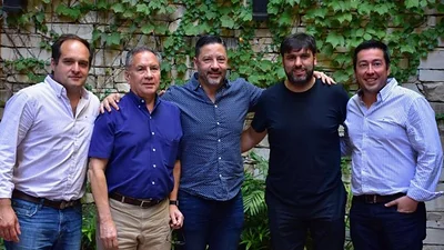 Menéndez y Bossio protagonizaron la nueva foto política del verano Menéndez y Bossio protagonizaron la nueva foto política del verano