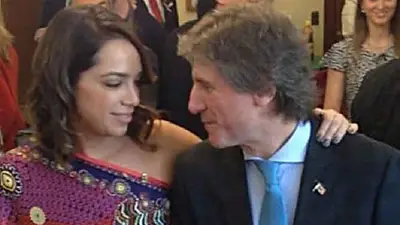 El saludo de la novia de Boudou tras la excarcelación del ex vicepresidente El saludo de la novia de Boudou tras la excarcelación del ex vicepresidente