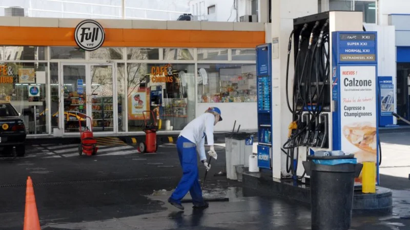 Subió 6% la nafta: para el Gobierno, la gente "se tiene que acostumbrar a convivir con eso"