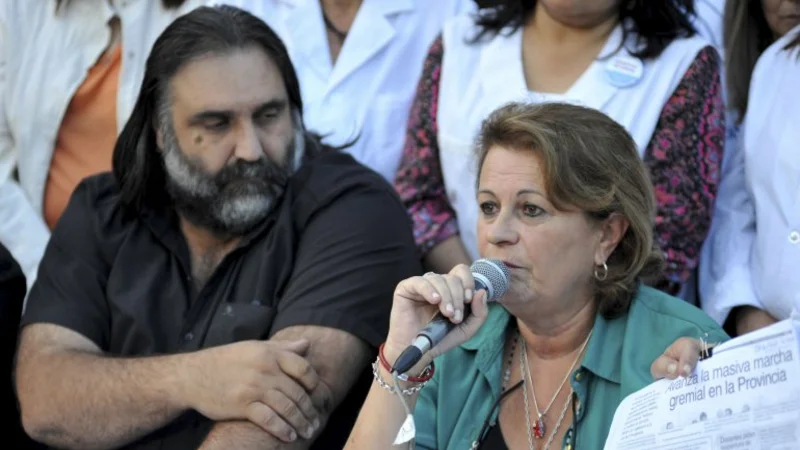 Dura reacción de los gremios por el decreto: "Es un gobierno antidemocrático"