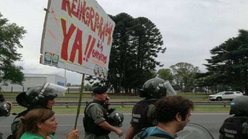 Protesta de trabajadores por los despidos en el SENASA y el cierre de Fanazul