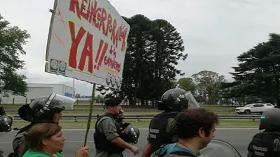 Protesta de trabajadores por los despidos en el SENASA y el cierre de Fanazul Protesta de trabajadores por los despidos en el SENASA y el cierre de Fanazul