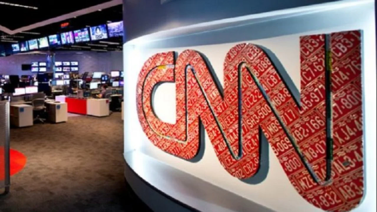 Quiénes son las estrellas periodísticas que busca la CNN para su nueva radio
