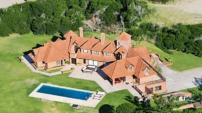 Así es la millonaria mansión que tiene Mario Quintana en Cariló y vende en efectivo Así es la millonaria mansión que tiene Mario Quintana en Cariló y vende en efectivo