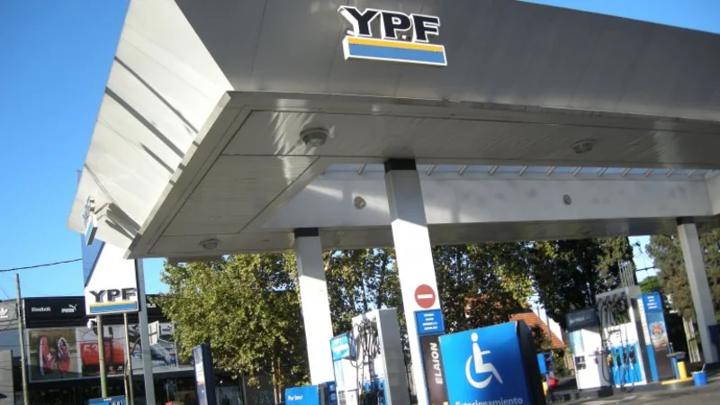 Ahora YPF aumentó su nafta un 4,5%