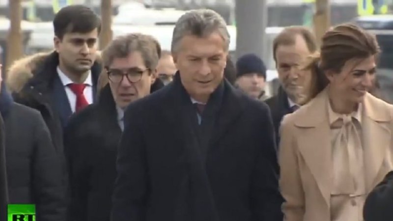 Rusia: críticas en las redes a Awada por reírse durante un homenaje a soldados caídos
