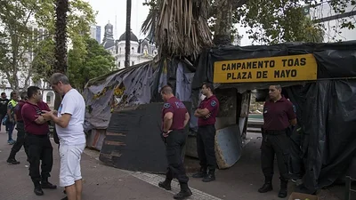 Desalojan acampe de ex soldados conscriptos de Malvinas en Plaza de Mayo Desalojan acampe de ex soldados conscriptos de Malvinas en Plaza de Mayo