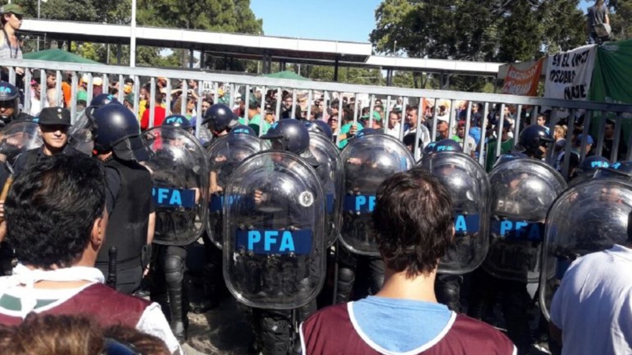 La Policía Federal impide el ingreso de los trabajadores al INTI