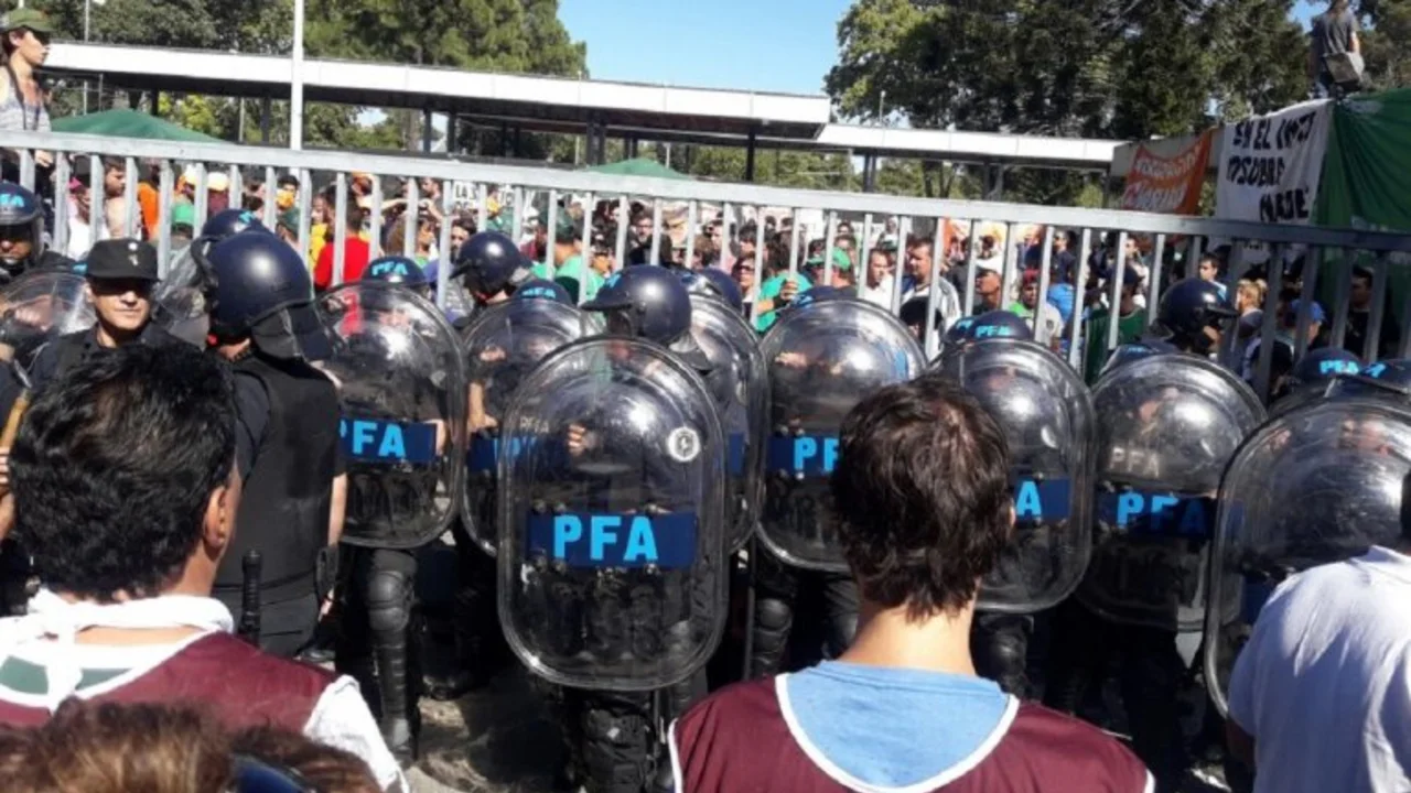 La Policía Federal impide el ingreso de los trabajadores al INTI