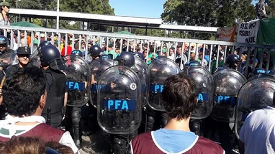 La Policía Federal impide el ingreso de los trabajadores al INTI La Policía Federal impide el ingreso de los trabajadores al INTI
