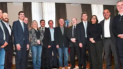 El gobernador que imitó a Agustín Rossi y se afeito su histórico bigote El gobernador que imitó a Agustín Rossi y se afeito su histórico bigote