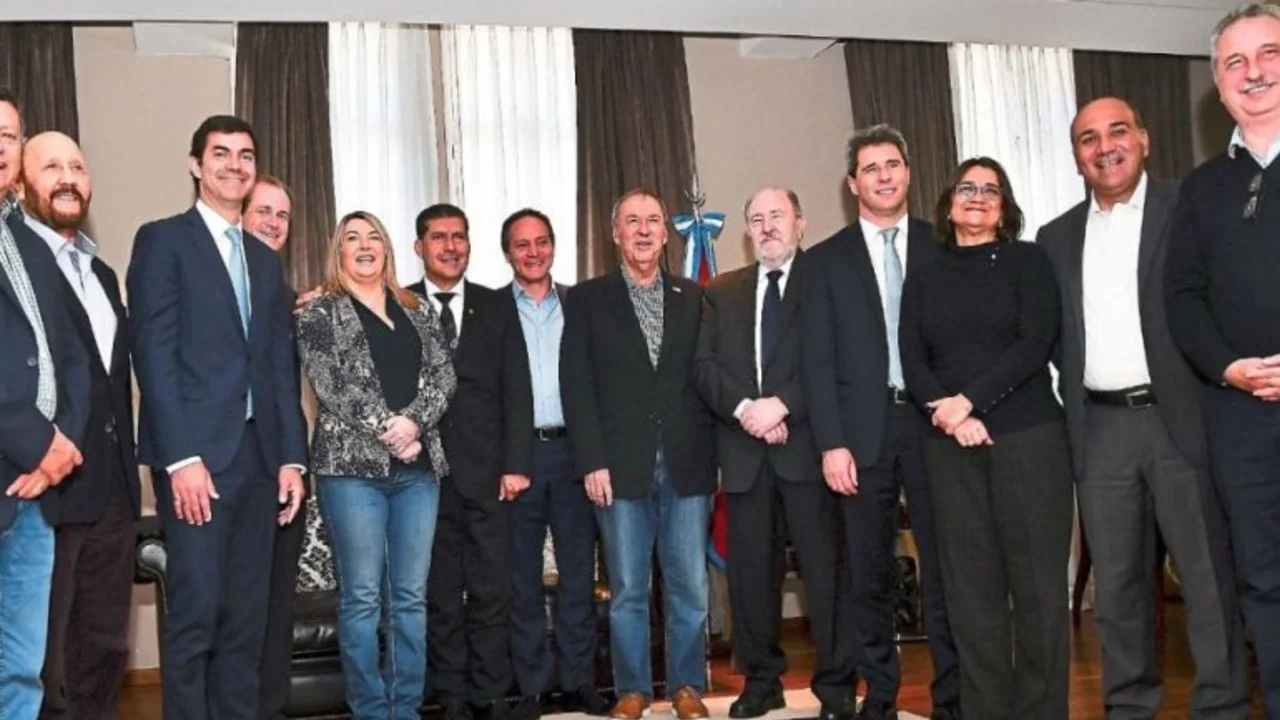 El gobernador que imitó a Agustín Rossi y se afeito su histórico bigote
