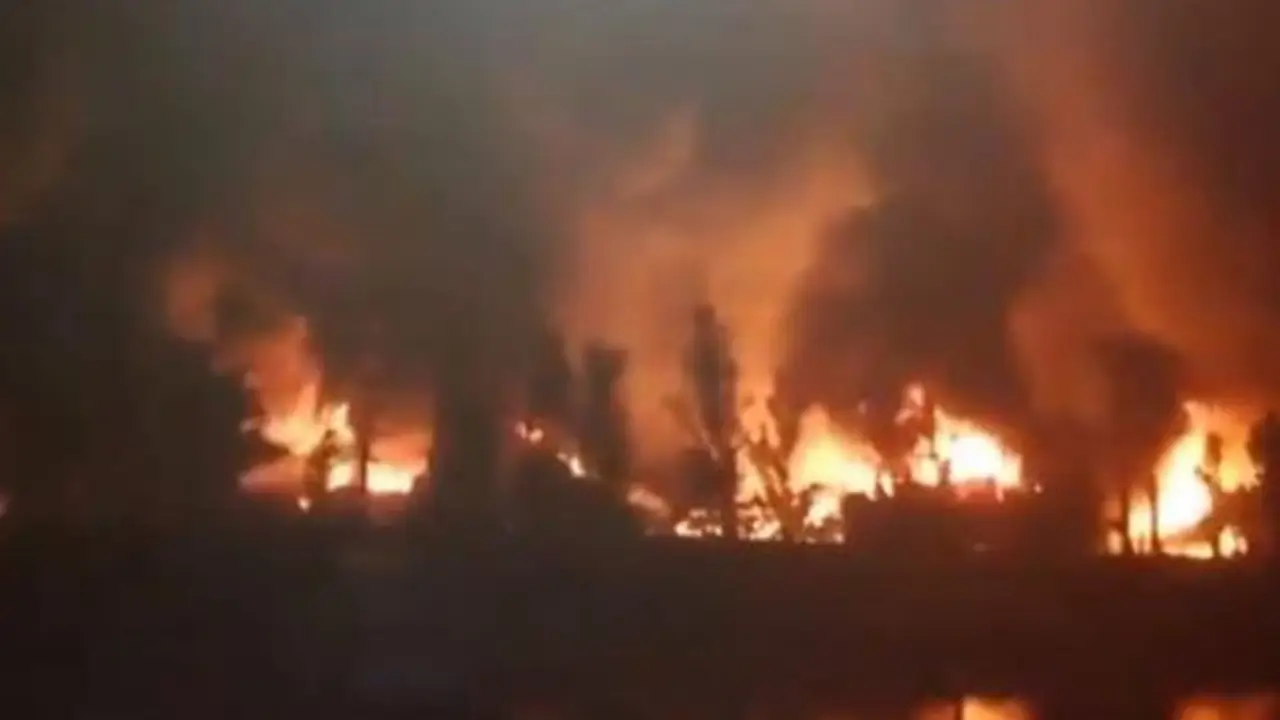 Voraz incendio en Villa la Ñata: 400 embarcaciones destruídas