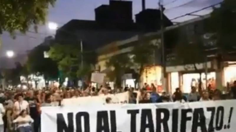 El cacerolazo contra los tarifazos se hizo sentir en todo el país
