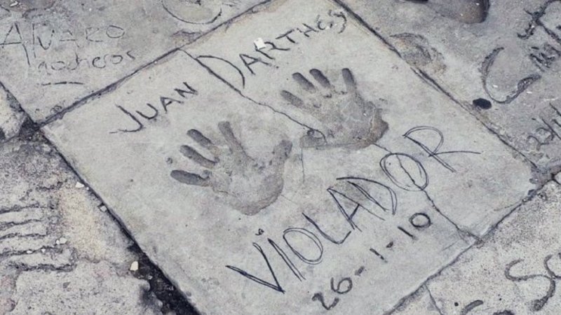 Caso Thelma Fardin: escribieron "violador" en una baldosa donde homenajeaban a Juan Darthés