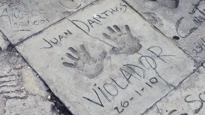 Caso Thelma Fardin: escribieron "violador" en una baldosa donde homenajeaban a Juan Darthés