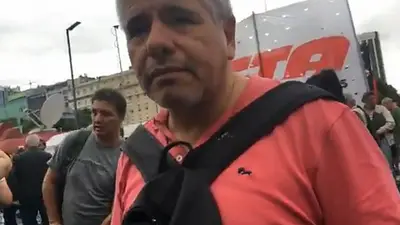 El contundente mensaje de un trabajador a Cristina en medio de la marcha contra el tarifazo El contundente mensaje de un trabajador a Cristina en medio de la marcha contra el tarifazo