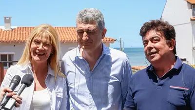 Espinoza se mostró con dos intendentes kirchneristas y chicaneó a Cambiemos Espinoza se mostró con dos intendentes kirchneristas y chicaneó a Cambiemos