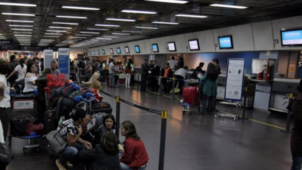 Demoras y cancelaciones de vuelos en Aeroparque y Ezeiza por asamblea de trabajadores