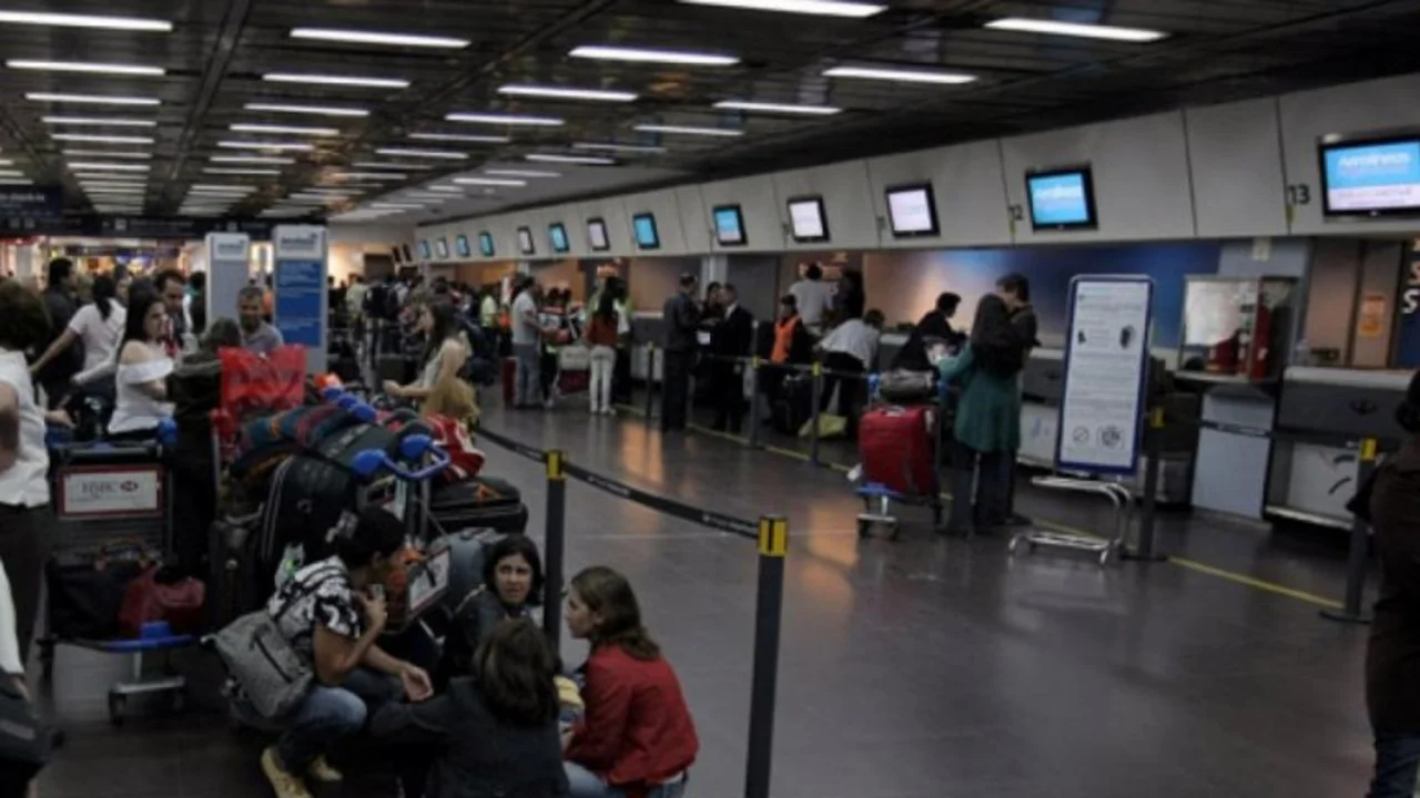 Demoras y cancelaciones de vuelos en Aeroparque y Ezeiza por asamblea de trabajadores