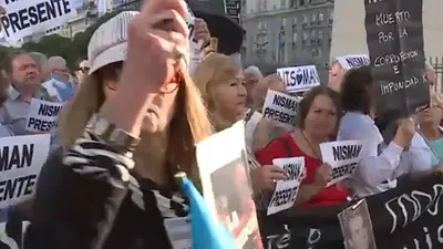 La muerte de Nisman: TN señaló que sólo "un puñado de personas" se manifestó por el fallecido fiscal La muerte de Nisman: TN señaló que sólo "un puñado de personas" se manifestó por el fallecido fiscal
