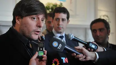 Leandro Santoro cruzó a Longobardi por su editorial en Radio Mitre: "No tuvo una práctica leal" Leandro Santoro cruzó a Longobardi por su editorial en Radio Mitre: "No tuvo una práctica leal"