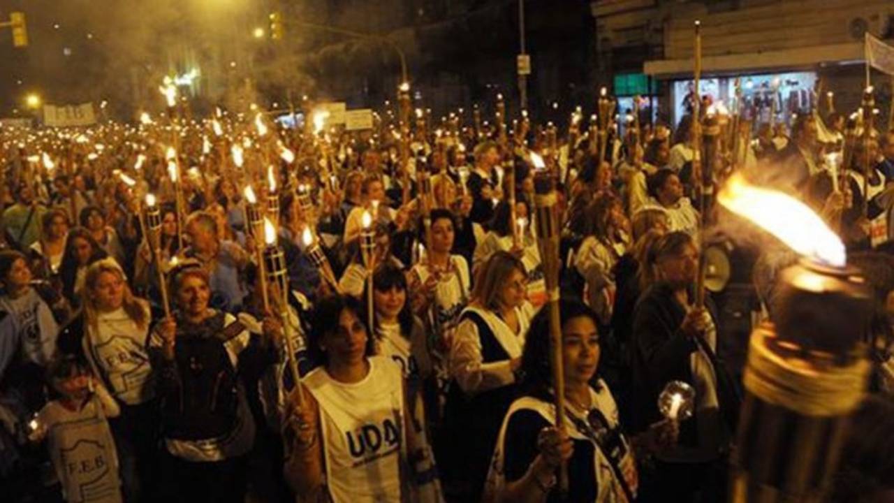 La "Marcha de Antorchas" contra el tarifazo llega a Mar del Plata