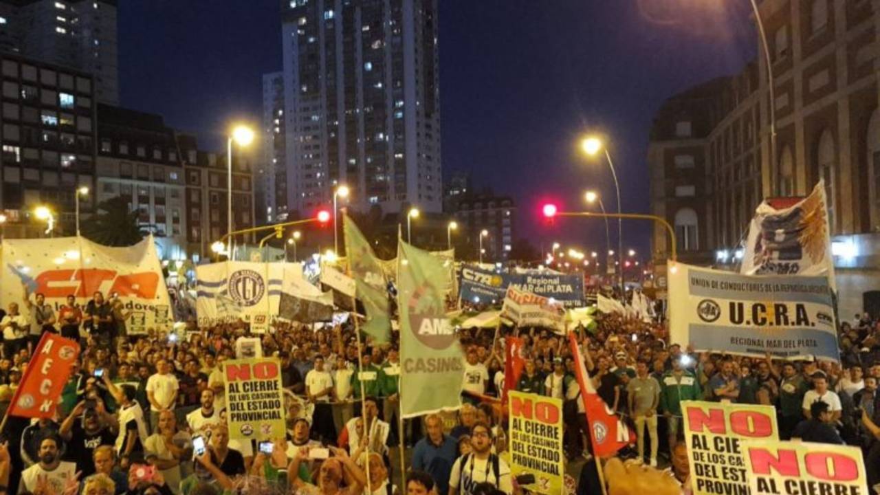 Las imágenes de la masiva movilización contra el tarifazo en Mar del Plata