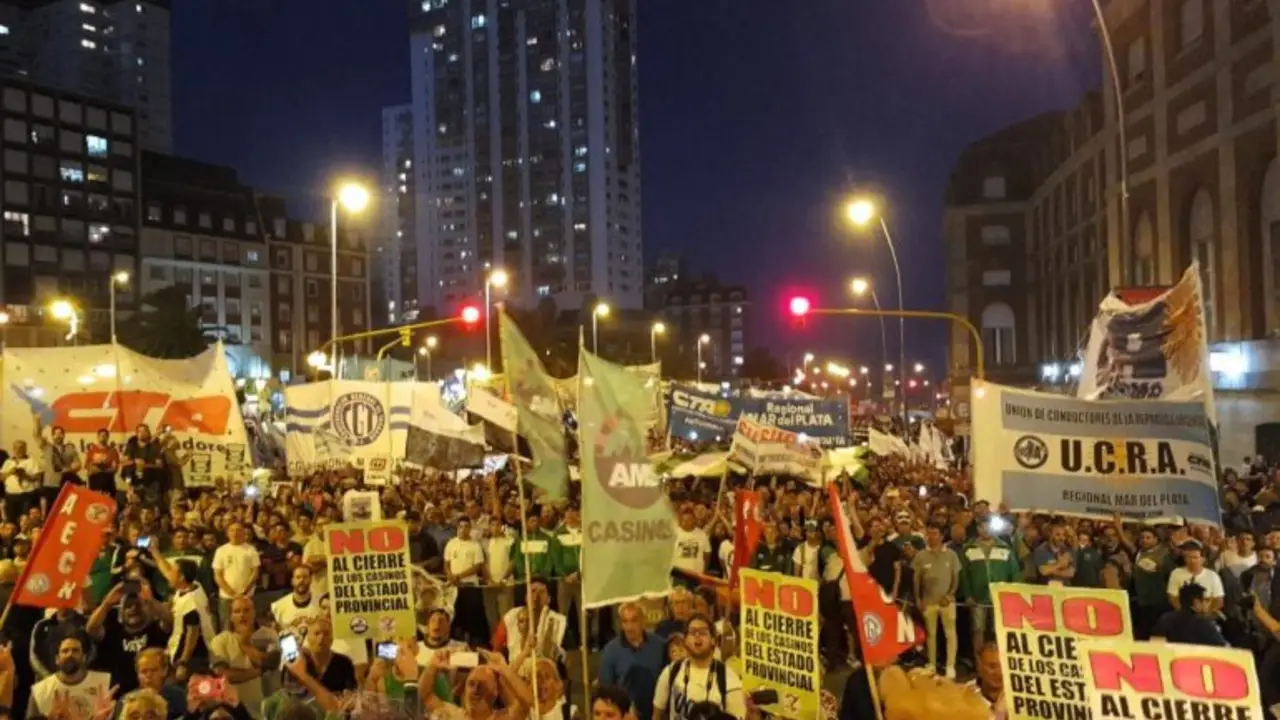 Las imágenes de la masiva movilización contra el tarifazo en Mar del Plata