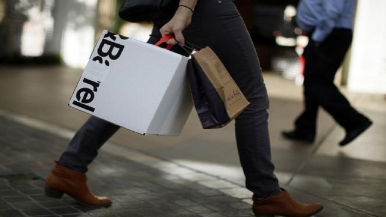Compras puerta a puerta: la AFIP elevará a U$S900 el monto libre de impuestos