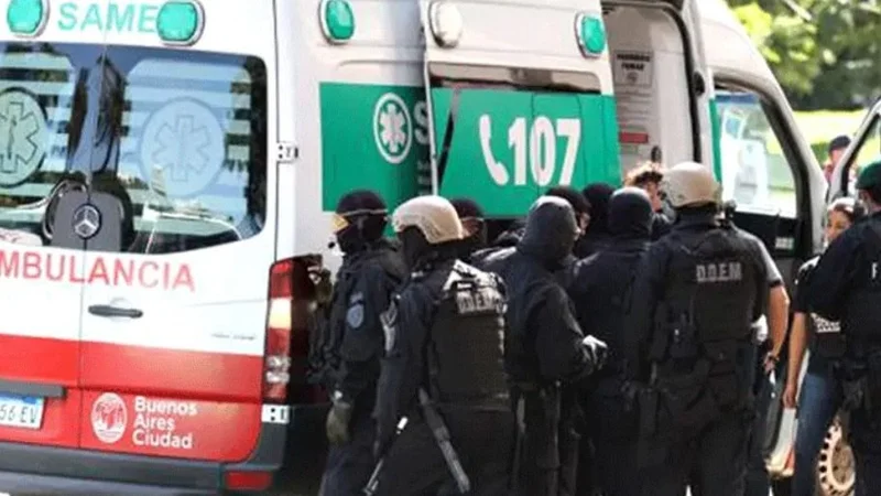 Detuvieron a un hombre que se atrincheró en una ambulancia y casi mata a su hija de tres días